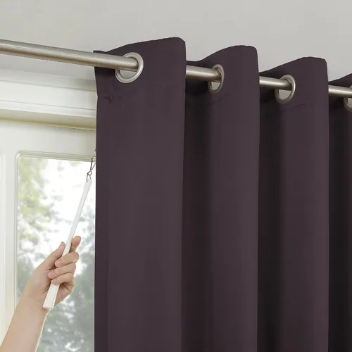 Vista 204 de Sun Zero Easton Panel de Cortina Opaca con Ojales de Ahorro de Energía, 40" x 63", Gris, Gris Raíz = {'valor': "['Gris']"}