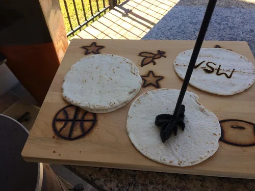Vista 4 de Hierro de marca de filete en miniatura personalizado con tablero de exhibición de cedro