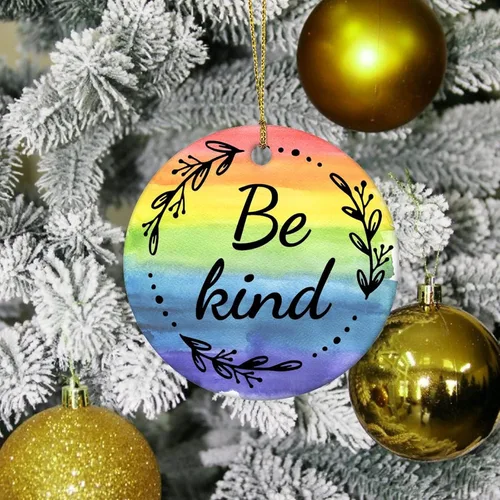 Vista 3 de Be Kind - Adorno colgante de árbol de Navidad con citas inspiradoras del orgullo LGBT para lesbianas, gay, LGBT, regalos de cerámica, colgante