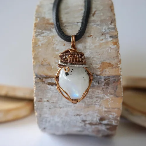Vista 2 de Designs by Nature Gems Colgante envuelto en alambre de piedra lunar, collar de cristal de cobre, con cordón de cuero negro de 24 pulgadas, joyería