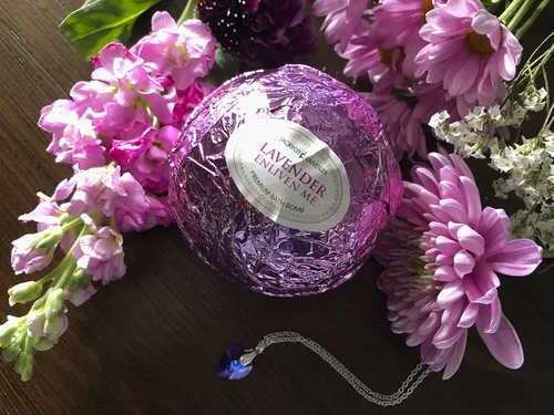 Vista 5 de Enliven Me - Bomba de baño de lavanda con collar creado con cristal extra grande de 10 onzas, fabricada en Estados Unidos
