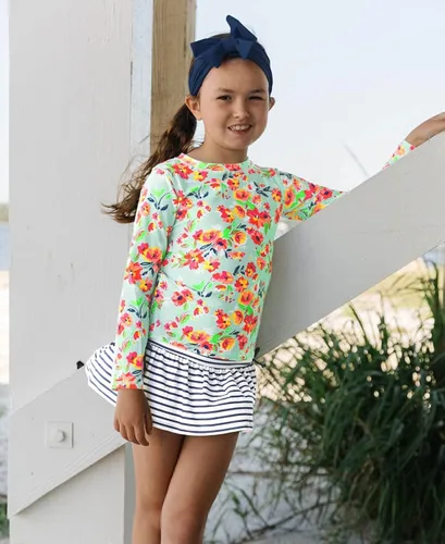 Vista 2 de RuffleButts - Conjunto de traje de baño de 2piezas con protección solar SPF50+ para niñabebé, bikini con camiseta de protección anti-brotes