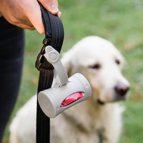 Vista 4 de Ubbi Portátil Dispensador y Soporte para Bolsas de Caca de Perro con Correa Retráctil y Accesorio para Correa, Incluye 2 Rollos de Bolsas de Basura