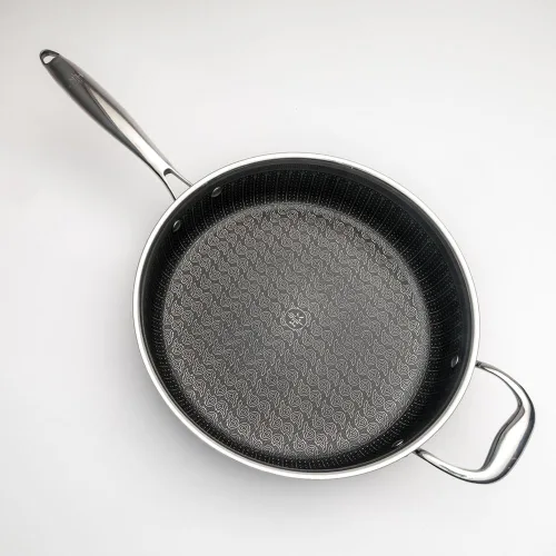 Vista 4 de Hell's Kitchen Sartén híbrida Tri-Clad de 4 cuartos de galón con tapa, antiadherente, resistente a los arañazos, mango ergonómico, apto