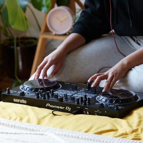 Vista 13 de Pioneer DJ - Control DDJ-REV1, Serato DJ, 2 bandejas