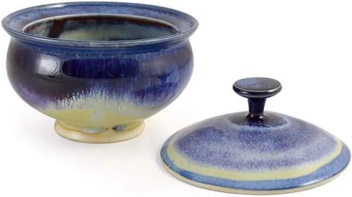Vista 2 de American Made Wild Blackberry Pottery Collection: plato de caramelo con tapa
