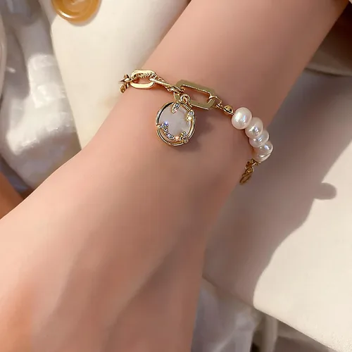 Vista 5 de Delicadas pulseras de oro para mujer, pulseras de perlas de agua dulce con caja de regalo, juego de pulseras impermeables ajustables, regalos