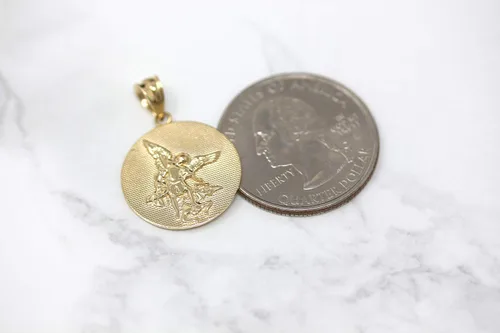 Vista 4 de CaliRoseJewelry Colgante de oro de 14 quilates con dije de moneda de San Miguel Protect Us