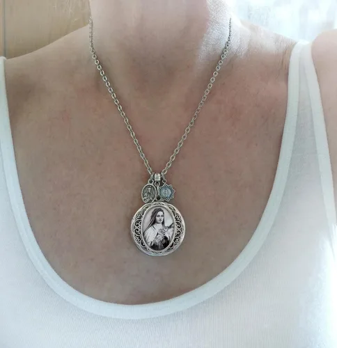 Vista 8 de St. Lucia of Fatima Locket Necklace, Patron Saint Catholic Jewelry, Confirmation Gift