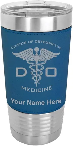 Vista 15 de LaserGram Vaso aislado al vacío de 20 onzas, DO Doctor of Osteopathic Medicine, grabado personalizado incluido (piel sintética, estilo béisbol)