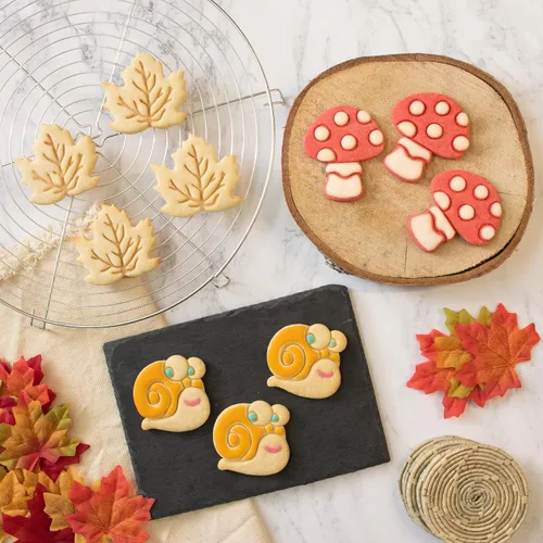Vista 6 de Juego de 3 cortadores de galletas con temática caprichosa (diseños: seta, caracol, y hoja de arce), 3 piezas - Bakerlogy
