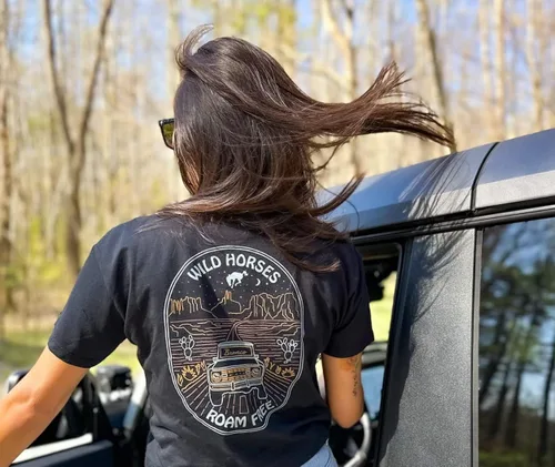 Vista 4 de Ford Bronco - Camiseta de manga corta para mujer