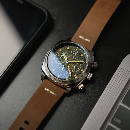 Vista 5 de Reloj Spinnaker Hull para hombre Cronógrafo con movimiento Meca-Quartz, caja de acero inoxidable de 42mm con almohadillado, correa de cuero