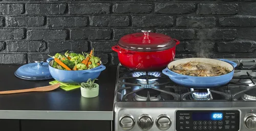Vista 4 de Lodge Horno holandés de hierro fundido esmaltado de 4.5 cuartos de galón con tapa, asas dobles, apto para horno hasta 500° F o en la estufa, uso