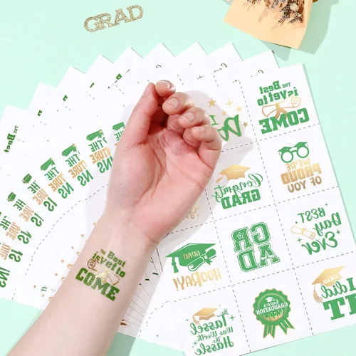 Vista 3 de 12 hojas de tatuajes temporales de graduación con purpurina verde y dorada estilo metálico, recuerdos de fiesta de graduación 2025, felicitaciones
