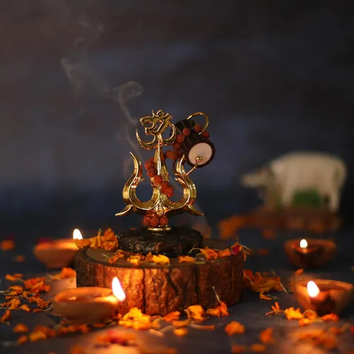 Vista 3 de Trishul chapado en oro con símbolo Damru y Om (4 pulgadas) – Tridente Shiva de resina antigua para Puja, Real Rudraksh Mala Shiva, ídolo de Shiva