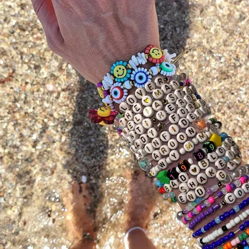 Vista 4 de Gpurplebud Pulseras y calcomanías de amistad, pulseras de cuentas o pulseras de arcilla polimérica, traje inspirado en álbum, regalos para fanáticos