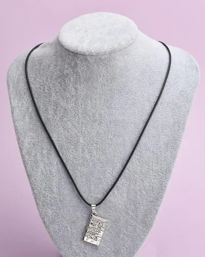 Vista 4 de Abitoncc Collar Stranger Charm de acero inoxidable Eddie alfabeto bombilla Once Bike Demogorgon notas al revés Guitarra Pick Munson Collares