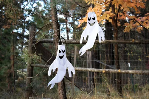 Vista 3 de In the Breeze - Pequeño fantasma de 18 pulgadas para Halloween, decoración.