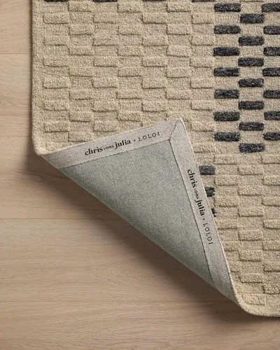 Vista 7 de Loloi Chris Loves Julia Bradley Collection, beige y medianoche, alfombra decorativa de 2 pies y 3 pulgadas x 3 pies y 9 pulgadas, alfombras clásicas