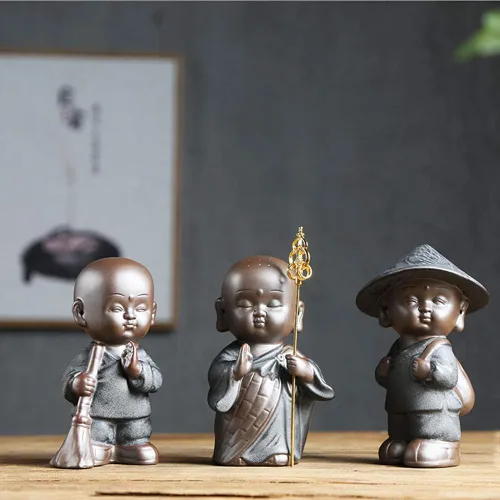 Vista 4 de KJYHXX Little Cute Monk - Figuras de cerámica – Adorables estatuas de monje de porcelana marrón (estilos de escoba/personal/bolsa) – Escritorio