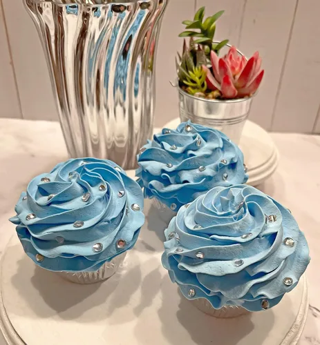 Vista 3 de Juego de 3 cupcakes falsos para tartas artificiales, hechas a mano por Dezicakes, cupcakes artificiales Azul