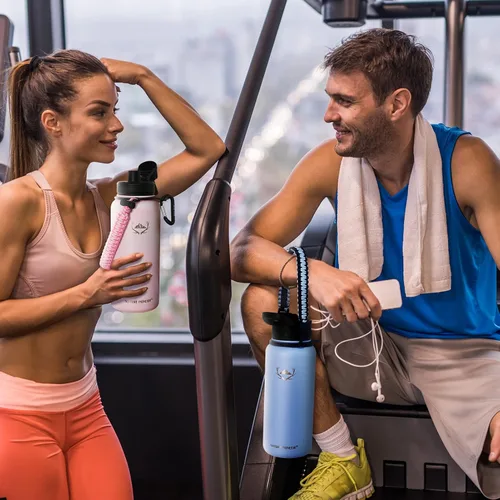 Vista 2 de NATURE PIONEOR Botellas de agua aisladas con mango de paracord - Botella de agua deportiva al vacío de boca ancha de 32 onzas con 3 tapas, acero