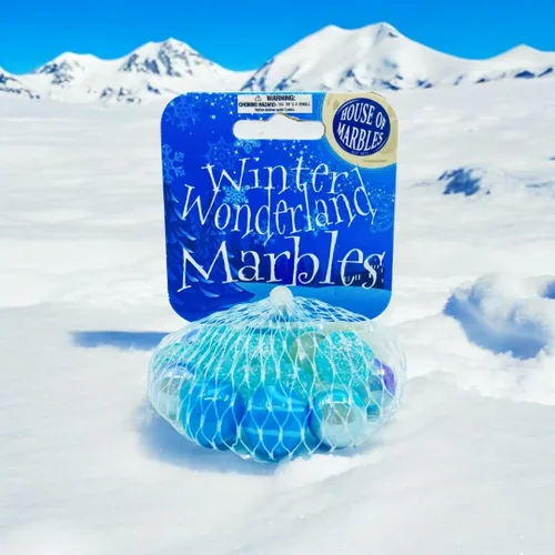 Vista 2 de House of Marbles Winter Wonderland Net Bag of Marbles - Juego de 21 piezas de mármol de vidrio azul, blanco y transparente con 1 tirador y canicas