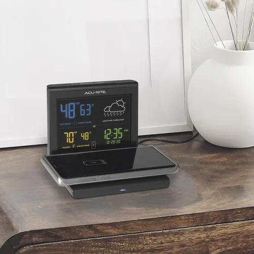 Vista 4 de AcuRite Pronosticador de tiempo con almohadilla de carga inalámbrica, reloj despertador con temperatura y humedad interior/exterior y calendario