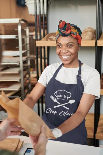 Vista 3 de ROKO CLOTHING Delantal de chef personalizado con nombre para hombres y mujeres con bolsillos, regalos personalizados para hornear, regalo de cocina