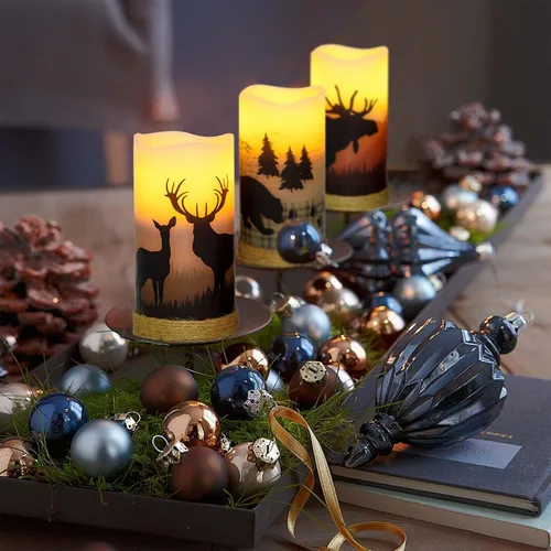 Vista 4 de CANDLE IDEA 3 piezas de velas de pilar de cera real operadas por batería con encantadores calcomanías de ciervo, alce y oso, velas LED sin llama