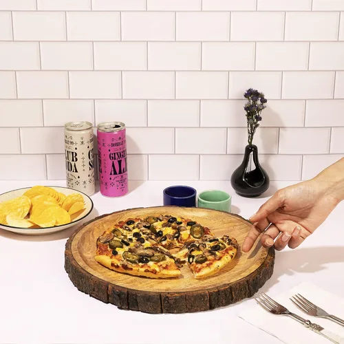 Vista 5 de GoCraft - Plato redondo de madera para servir con corteza de árbol en los bordes, plato de pizza de madera de mango, tabla para servir, plato