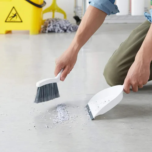 Vista 7 de Amazon Basics Juego de mini cepillo y recogedor, paquete de 2, gris