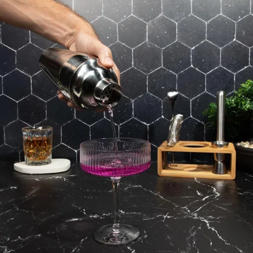 Vista 5 de Juego de coctelera prémium con soporte de bambú, kit de herramientas de barra de 4 piezas, juego de barman de acero inoxidable con coctelera