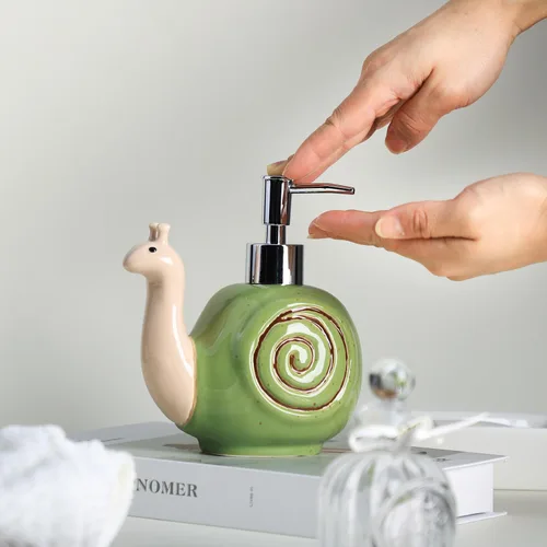 Vista 3 de Colias Wing Dispensador de jabón con forma de caracol retro de cerámica con bomba de plástico, botella de jabón de loción recargable, botella