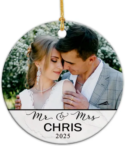 Vista 18 de Adorno de cerámica personalizable con texto en inglés «Our First Christmas Married», adorno de Navidad personalizado para el señor y la señora