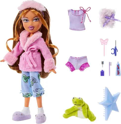 Vista 2 de Bratz Muñeca de moda Yasmin de fiesta de pijama con 2 juegos de pijamas, peluche y accesorios