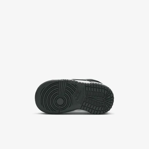 Vista 789 de Nike Kid's Dunk Low Sneaker