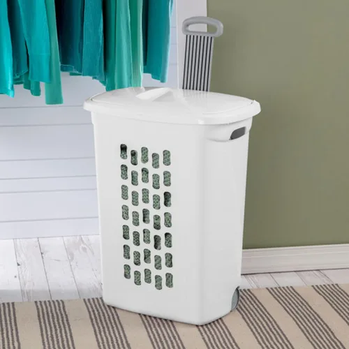 Vista 5 de Sterilite Paquete de 3 Cestas de Ropa Ultra con Ruedas, Cesta de Lavandería con Tapa Abatible y Mango Retráctil - Carrito de Almacenamiento de Ropa