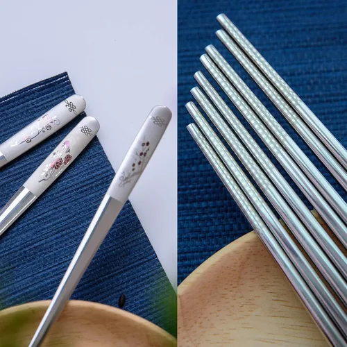 Vista 5 de Juego de palillos y cucharas reutilizables, juego de cuchara y palillos coreanos de acero inoxidable de mango largo, palitos de metal aptos