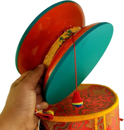 Vista 2 de Chod Damaru tibetano redondo, grande, cuero de madera, con cubierta de tambor de brocado Damaru, cola de brocado de Damaru, diseño auténtico nepalí
