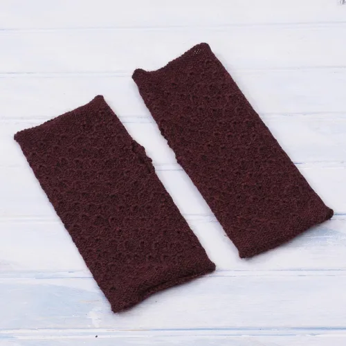 Vista 2 de NOVICA Manoplas 100% hechas a mano de alpaca bebé sin dedos con estampado de lana granate, guantes de accesorios de lana burdeos Perú 'Patrón
