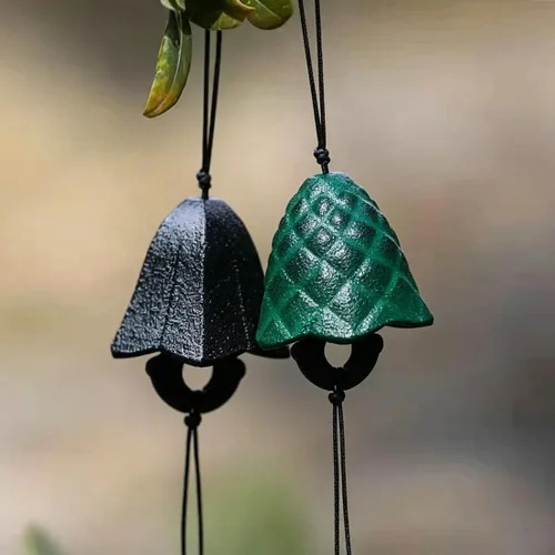 Vista 23 de Juego de 2, campanillas de viento pequeñas de la suerte tradicionales japonesas para exteriores, campana de viento de templo bendito de hierro