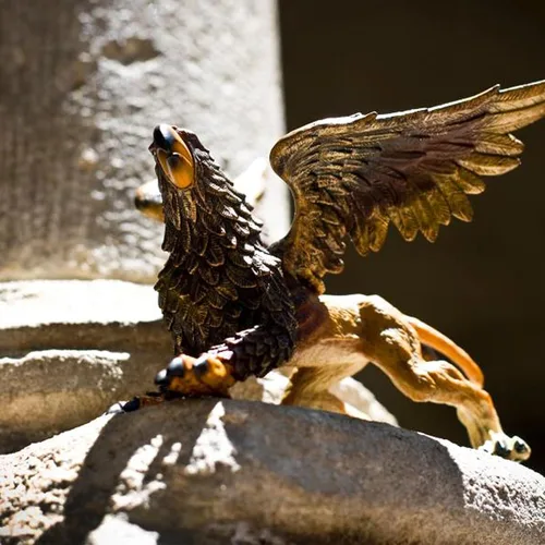 Vista 6 de Safari Ltd. Figura de Griffin – Figura detallada de plástico de 4.25 pulgadas – Majestuosa criatura mítica juguete de juego para niños, niñas