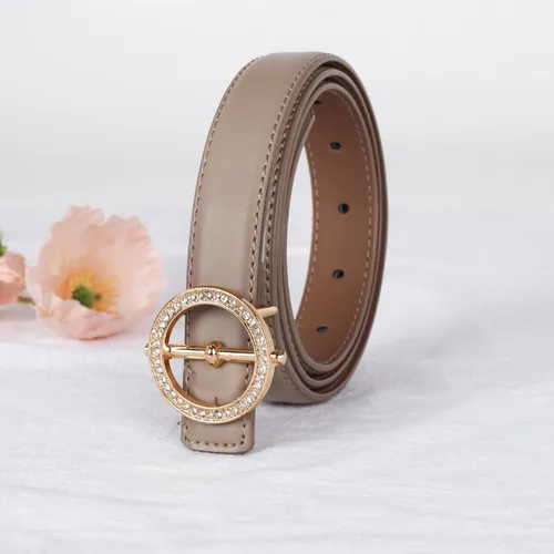 Vista 17 de Cinturón de cuero clásico con hebilla de metal para mujer con vestido de jeans
