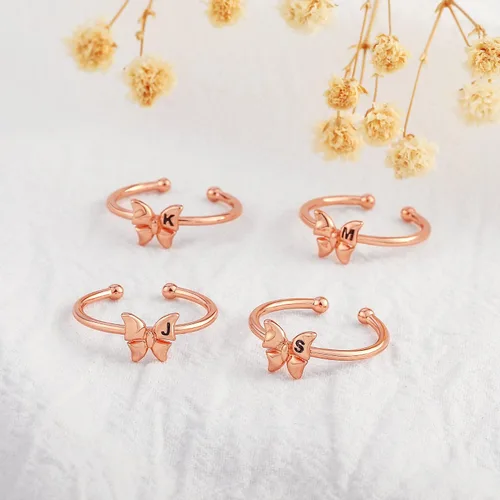 Vista 7 de Ailetop Anillos de mariposa apilables para mujeres, adolescentes y niñas, anillos iniciales chapados en oro para mujeres y niñas, anillo de mariposa