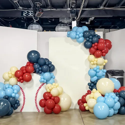 Vista 4 de Paquete de globos de béisbol con temática de béisbol, kit de arco de guirnalda de globos con temática de béisbol y globos de 12 pulgadas, azul
