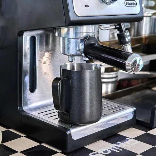 Vista 4 de Jarra espumadora de leche espresso de 12 oz/20 onzas, jarra espumadora de leche de acero inoxidable 304 para hacer café, café con leche, arte