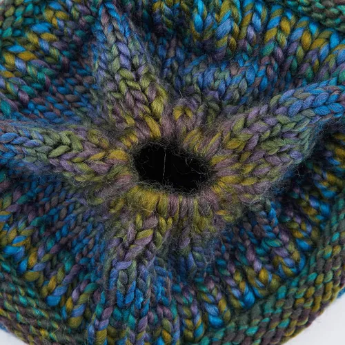Vista 4 de C.C Exclusives - Gorro de invierno para mujer con agujero para coleta o moño, gorro beanie para mujer (MB-20A)