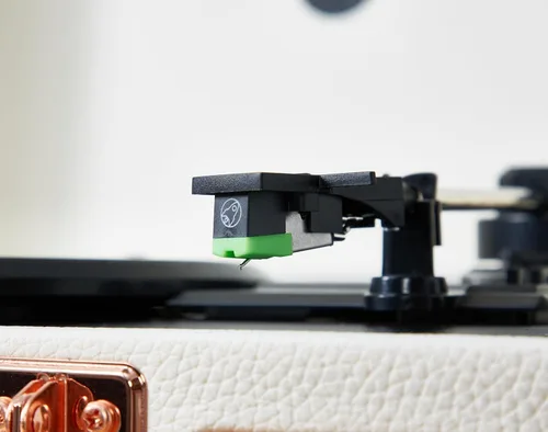 Vista 6 de Arkrocket - Tocadiscos Bluetooth Curiosity, diseño retro de maleta, tocadiscos de 3 velocidades con altavoces integrados (terciopelo marfil)